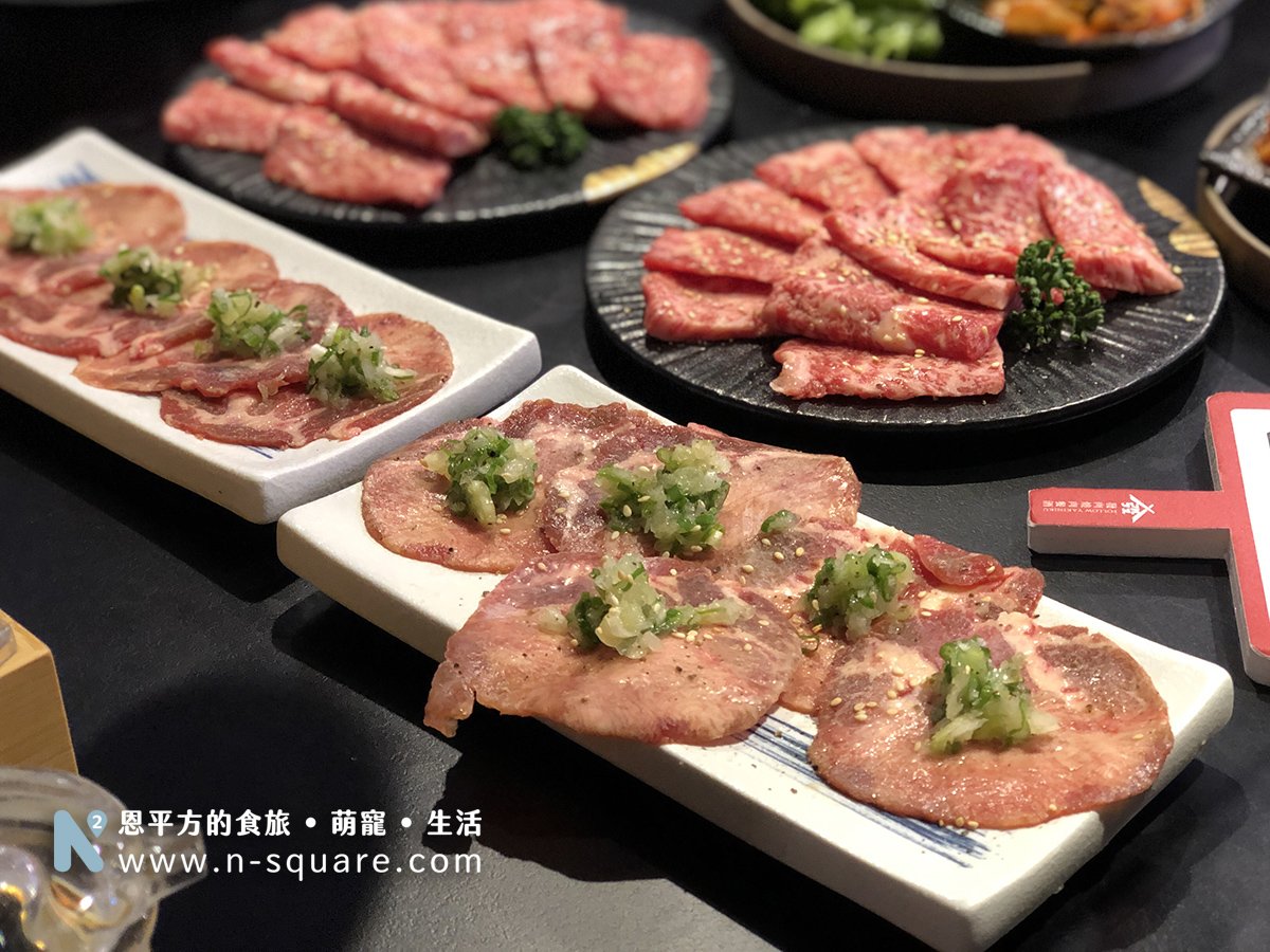 發肉燒肉餐點推薦 牛五花，可搭配生菜與韓式泡菜