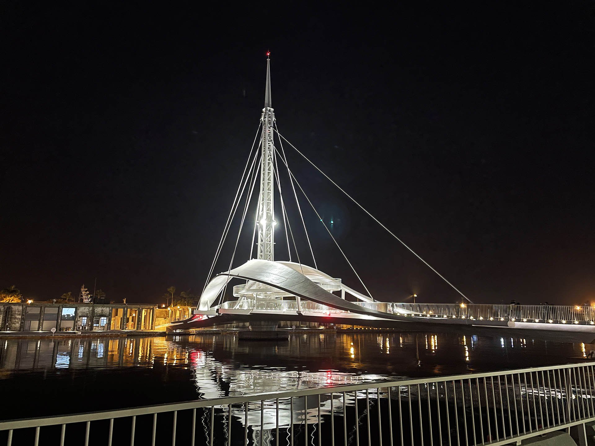 高雄景點推薦 超美大港橋夜景 全台首座旋轉開合橋點亮高雄晚上夜景 就在駁二藝文特區 恩平方的食旅