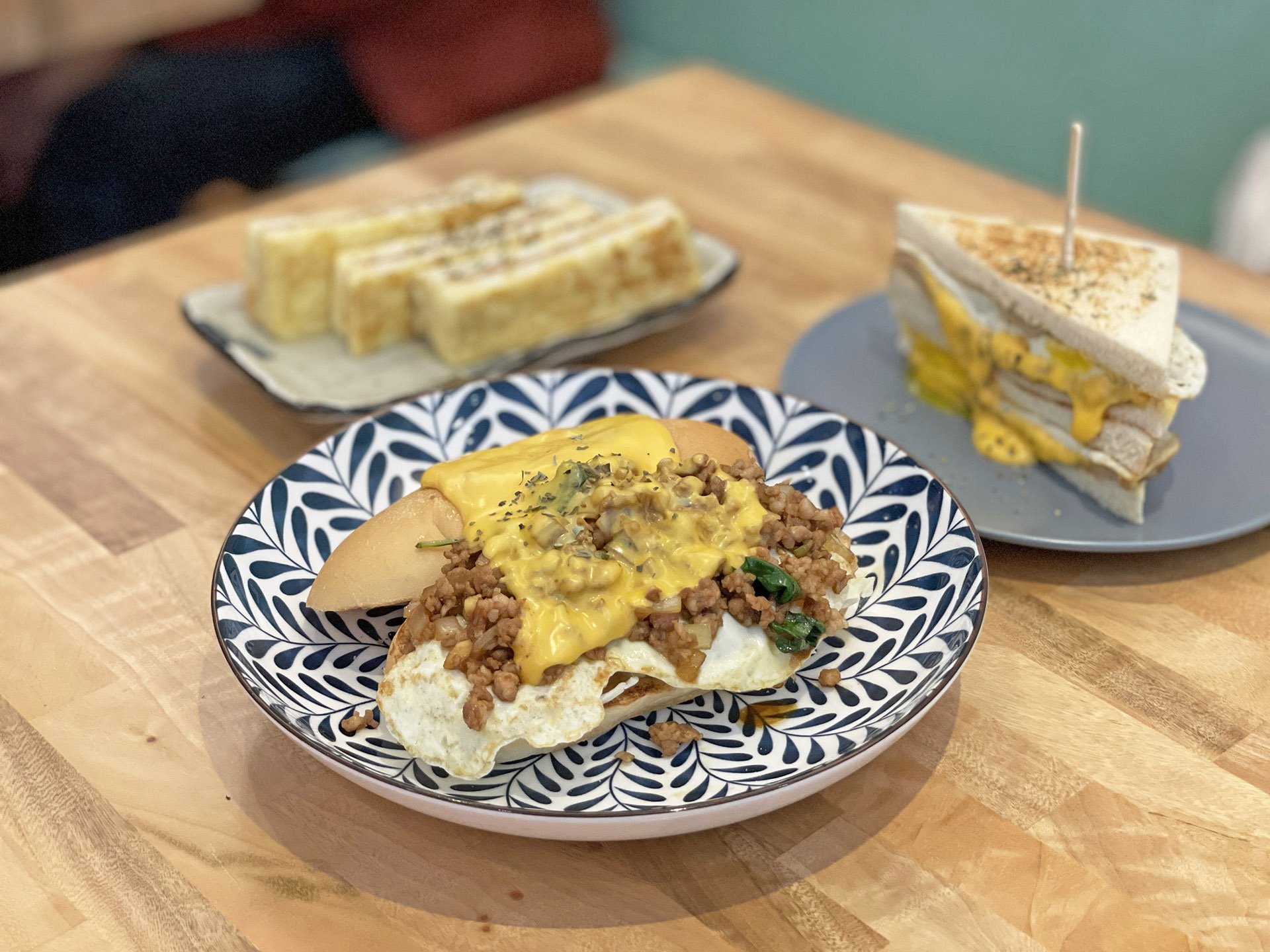 三重早午餐推薦 朝食x夕食丨從早到晚都有的人氣早餐店創意炭烤吐司 熱炒蓋飯親子寵物友善空間 恩平方的食旅