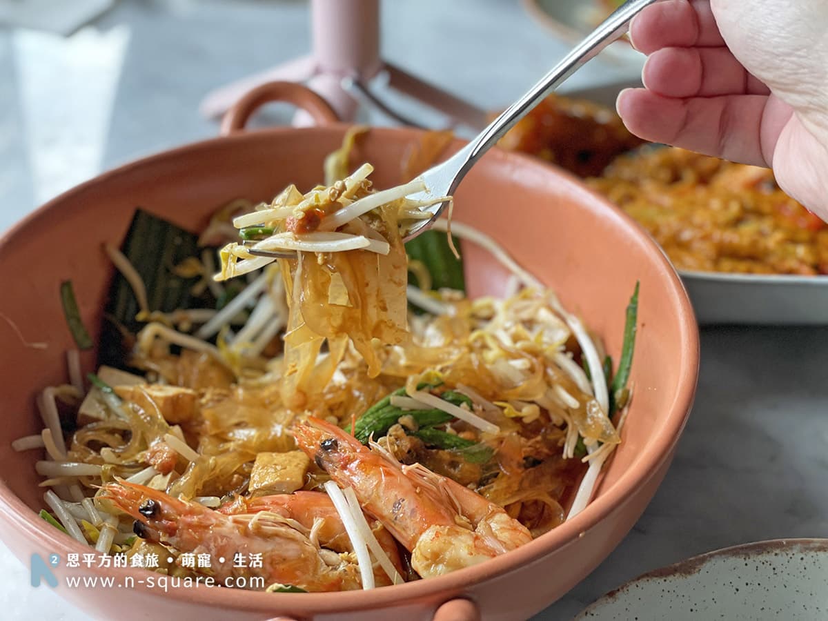 寬河粉搭配豆芽菜與泰式香料，口感滿清爽的料理。