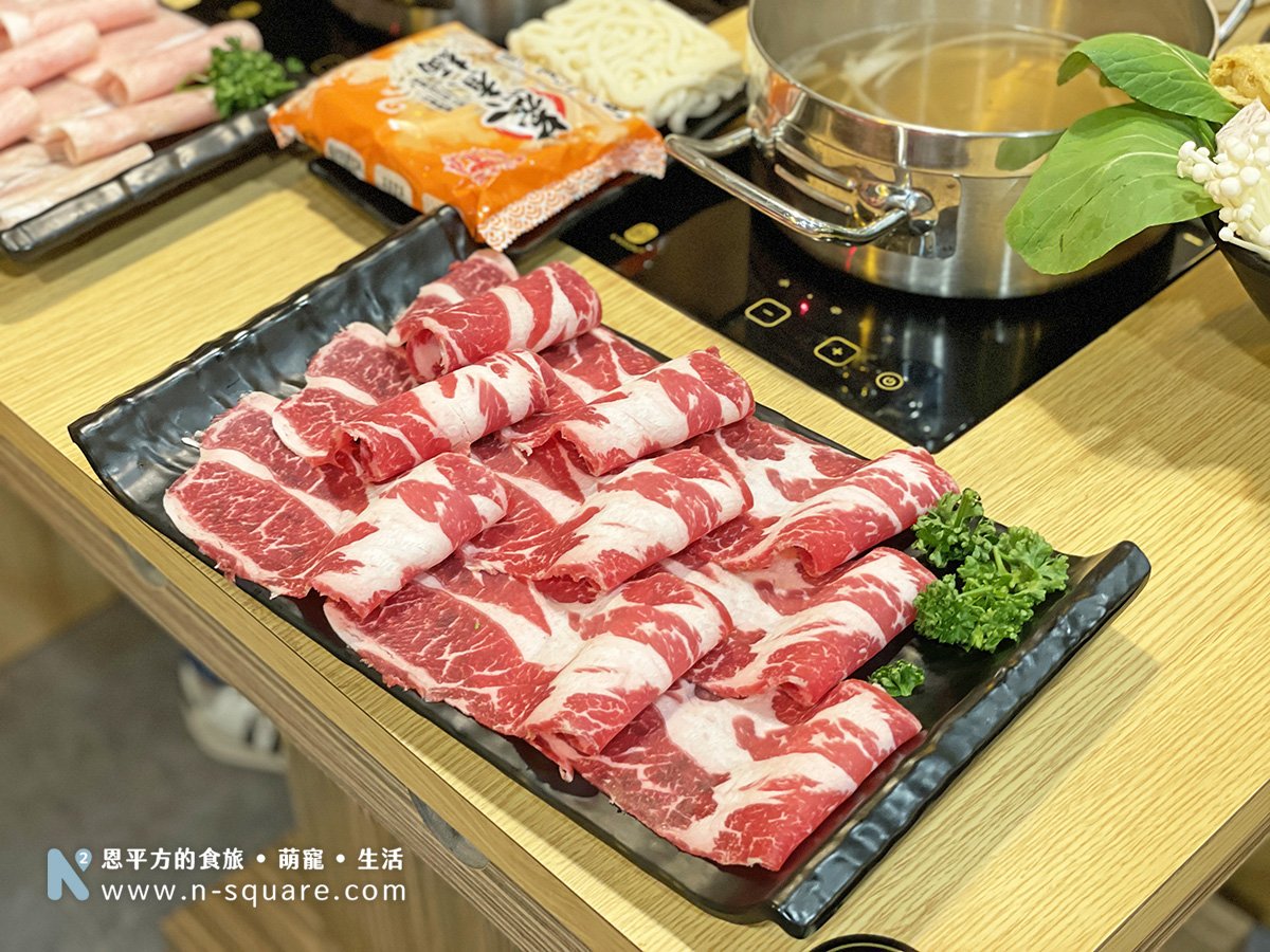 霜降牛肉鍋，牛肉上桌光用肉眼看就覺得這個肉質不錯，雖然不是和牛，但是肉的顏色與油花看起來不錯。