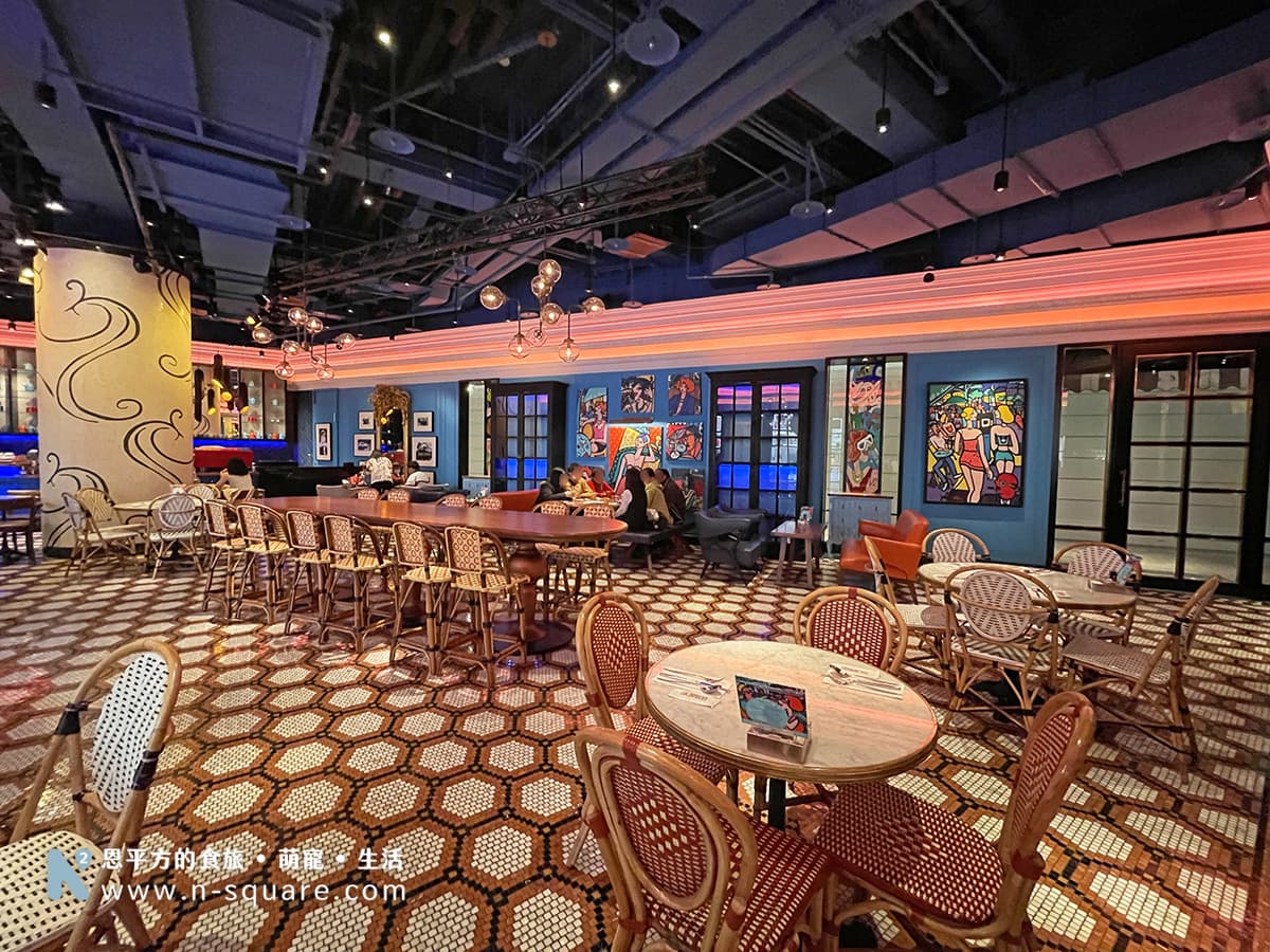 Café de Lugano 盧卡諾義法咖啡館由美國知名設計師Barbara Allen操刀，結合法國當代畫家Jacques Pellegrin 原創畫作，打造融合歐式奢華與現代感的室內空間。