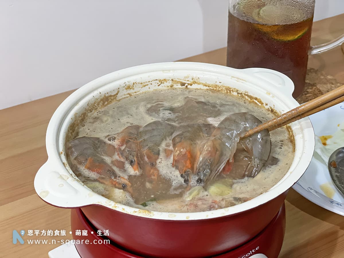 白蝦也是不用煮太久，吃起來微Q香甜。