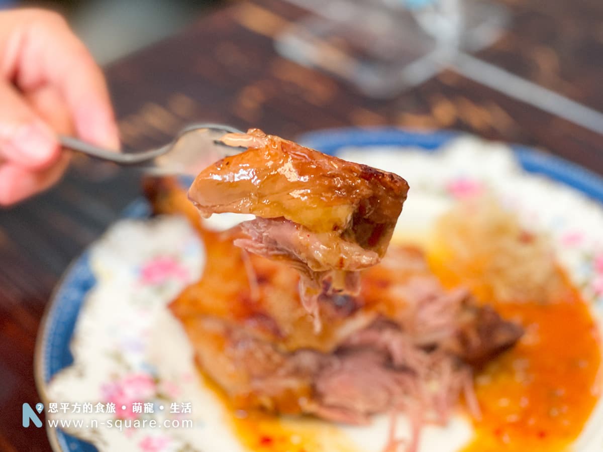 入口鴨肉的肉質軟嫩搭配清爽醬汁與經典歐式醃菜一起吃，鴨肉甜度更提升，味道更具層次。