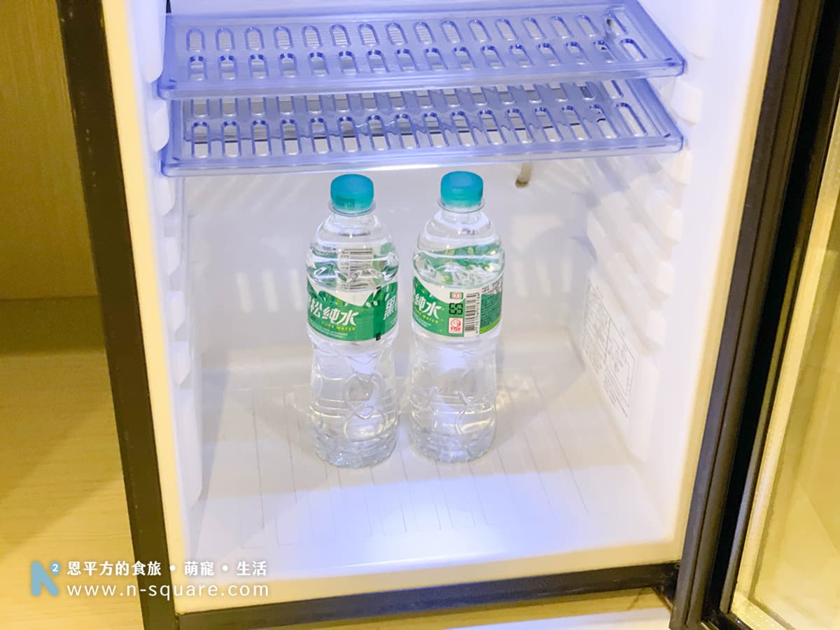 冰箱裡有兩瓶水