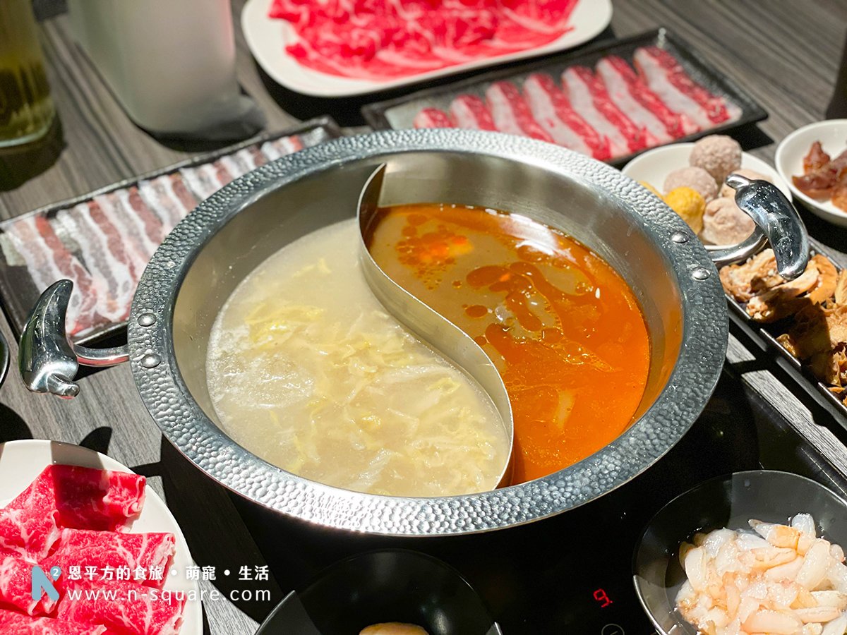 四川麻辣鴨血豆腐與老譚酸菜白肉湯底