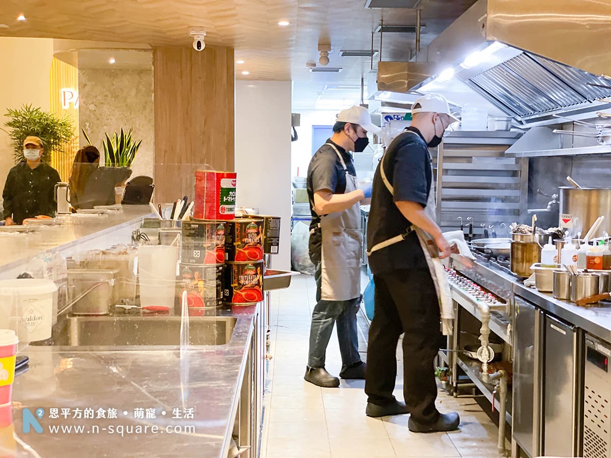 PASTAIO內湖店內與大安店相同都是採開放式的廚房設計，從餐桌旁就能聞到廚房著陣陣香味。