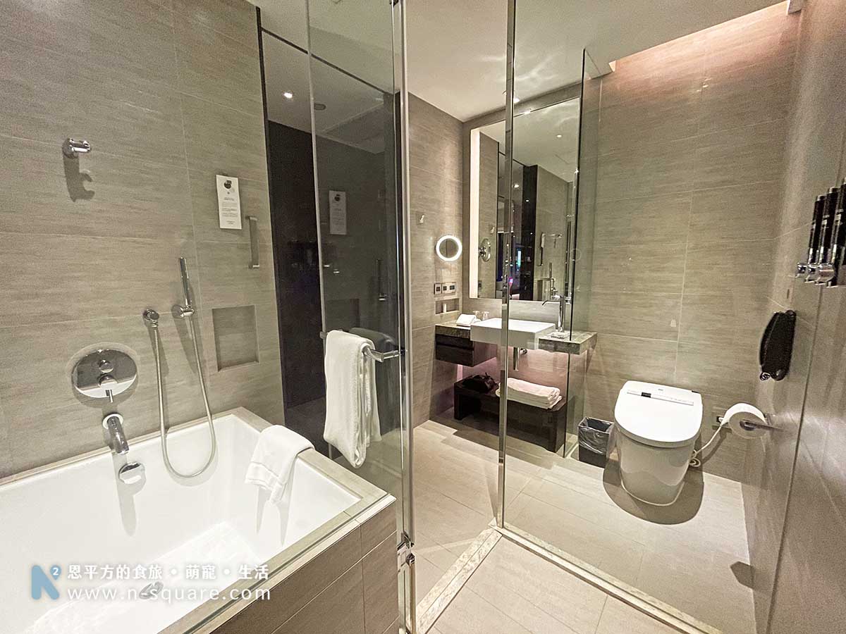 淋浴區與浴缸跟淋浴間都有蓮蓬頭同時可以洗澡還不錯。