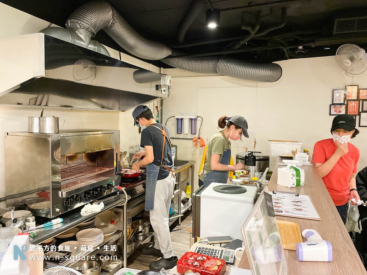 開放式的廚房可以看到老闆夫婦倆非常忙碌地準備著餐點，聽口音就知道太太是日本人，老闆是台灣人
