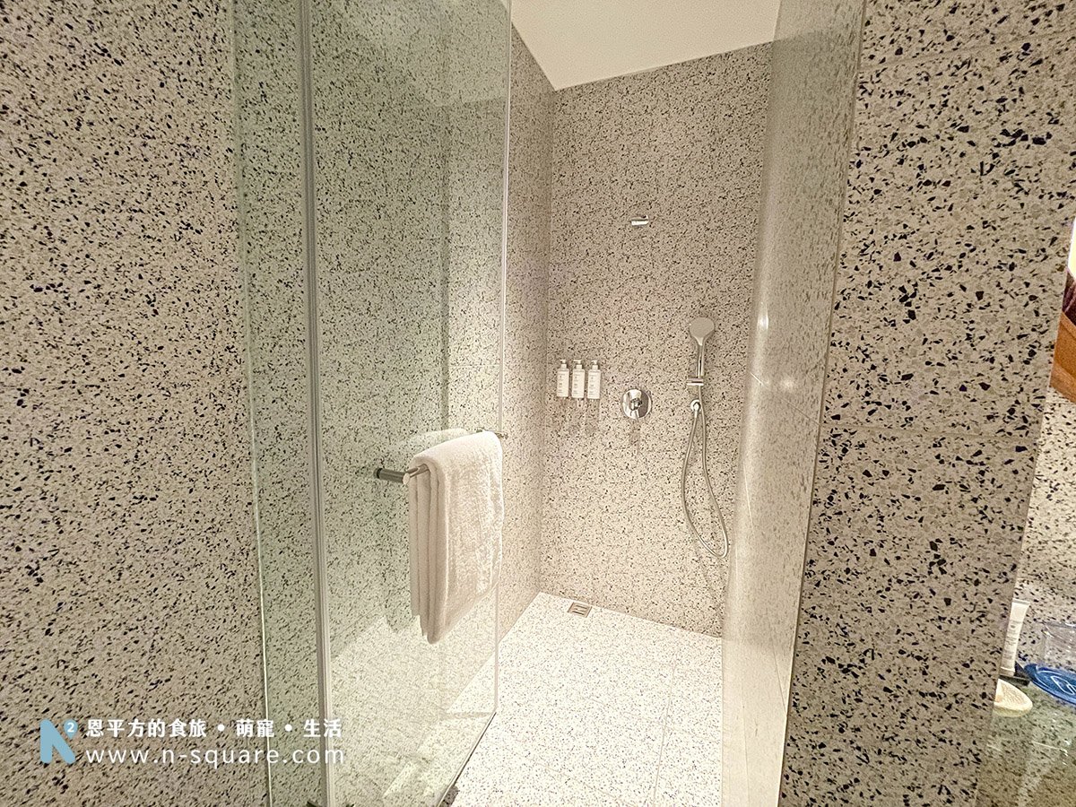 採乾溼分離的設計，淋浴間與浴缸是分開的設計，淋浴空間設計的也滿大的