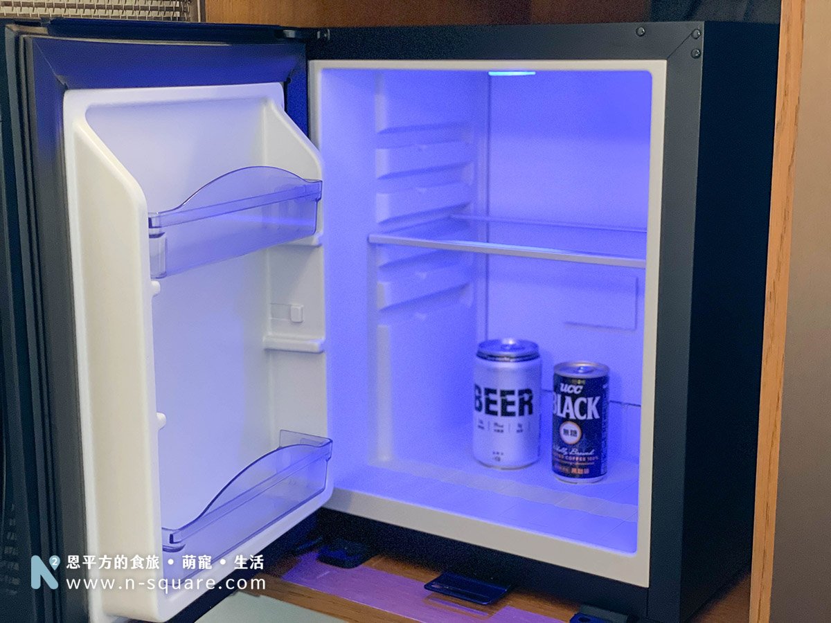 櫃子下層打開有小冰箱，裡面居然有提供「臺虎精釀」的啤酒以及「UCC」的罐裝咖啡，而且重點是免費也太佛心啦!