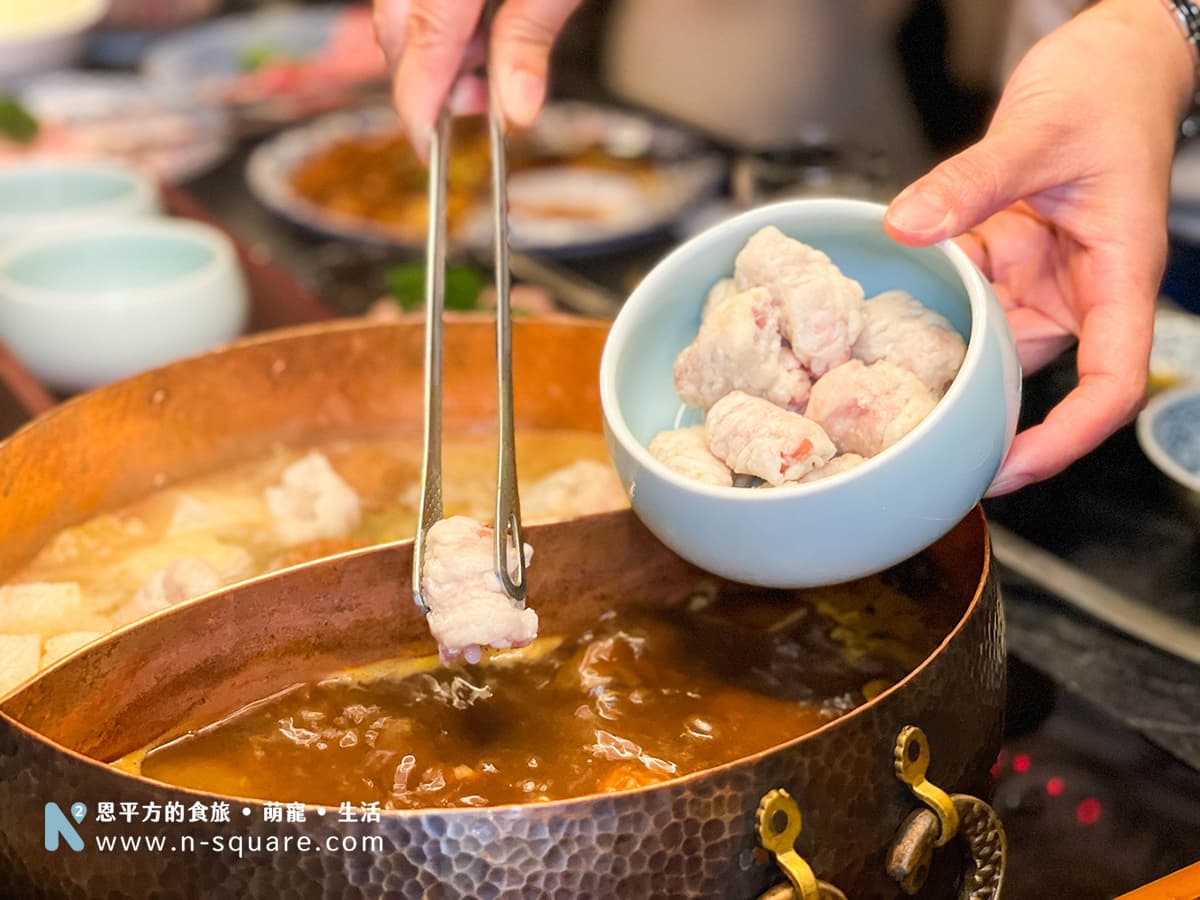 台南的名產魚冊或是魚餃都相當好吃，吃得出手工魚餃的魚漿香氣，魚冊內餡飽滿的芹菜與肉末，吃起來口感彈牙。