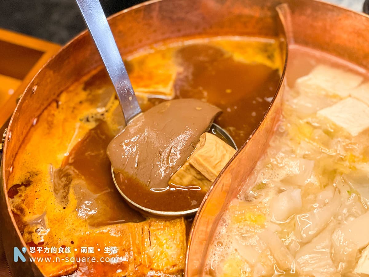 武士的鴨血也很好吃，鴨血鮮嫩可口很入味，而豆腐很特別看起來是凍豆腐，吸飽了麻辣的湯汁咬下相當夠味。